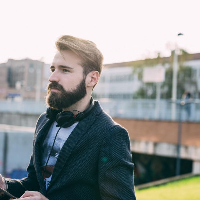 Aumente sua confiança por meio do implante de barba. 